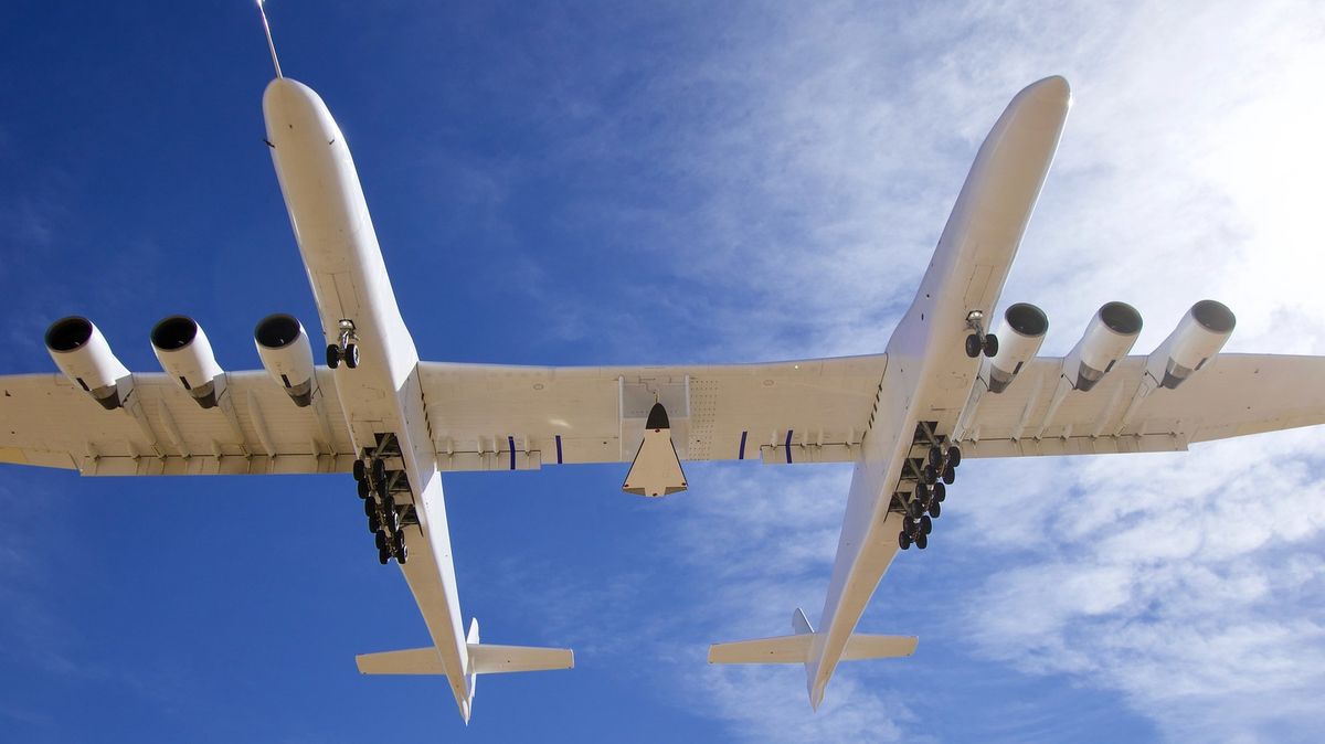 Největší letadlo světa má další rekord. S dvěma trupy vynáší nadzvukové drony